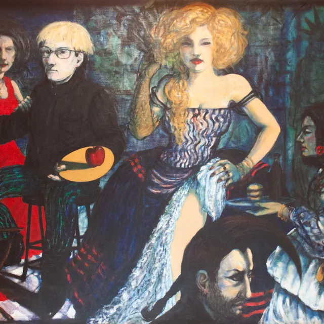 Mujer de rojo, en el taller del pintor, revisando los avances de su encargo.
